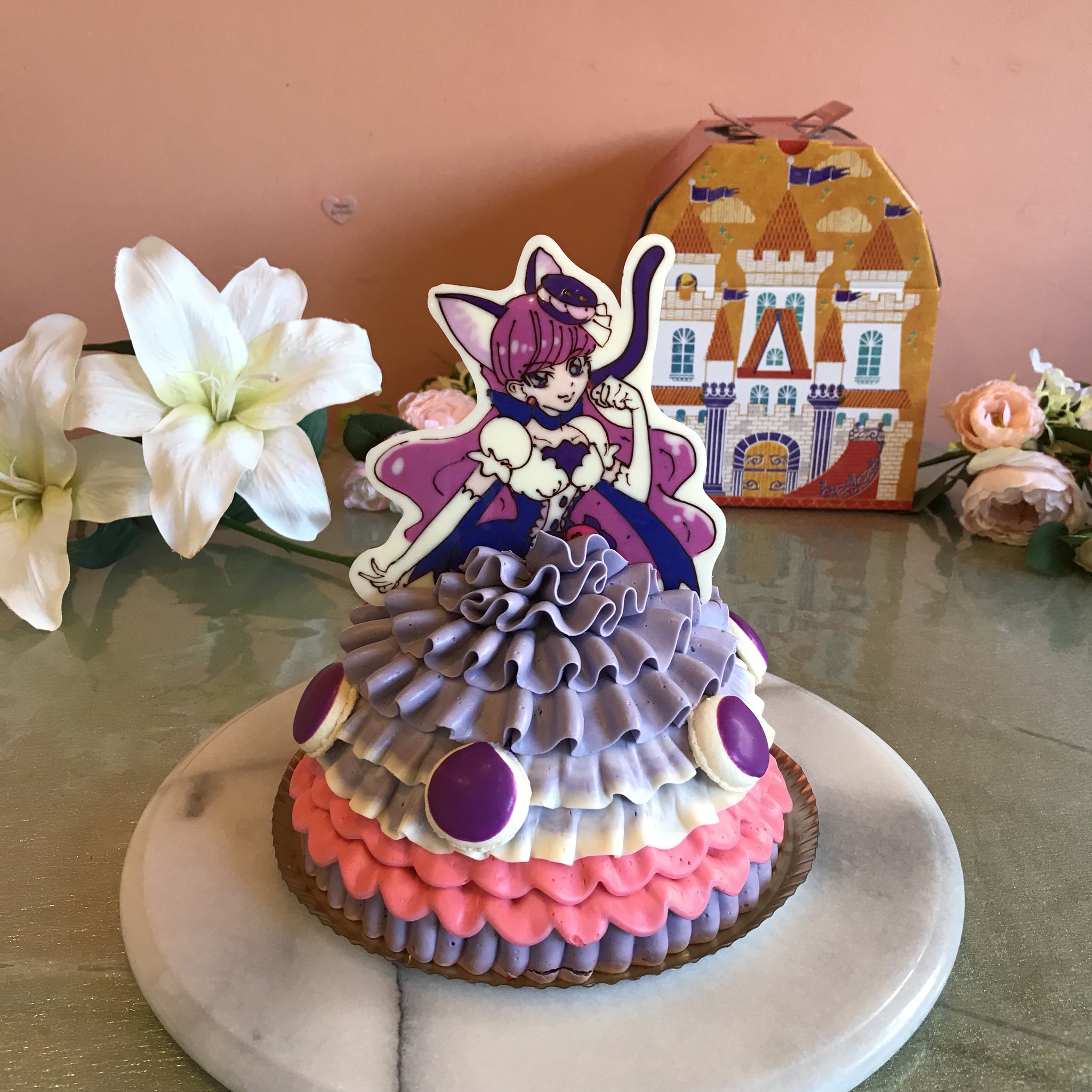 芦屋 シェフアサヤマ メルモ シェフアサヤマ 話題の ドールケーキ キラキラプリキュアアラモード キュアマカロン キュアパルフェ キュアホイップ それぞれの キャラクター の ドレス カラー 絞りのフリル マカロン Or フルーツ チョコで飾っ