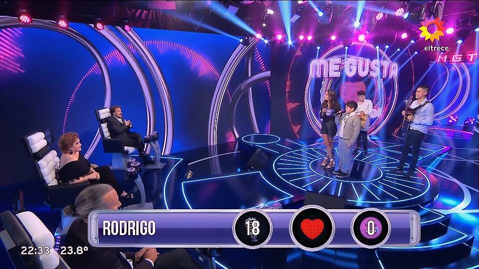 norber_87's tweet photo. El programa de Juana Viale es una mezcla de La Voz, cantaniño y el bailando pero con una conductora de madera. Ya sabemos porque los niños lloran #MeGustaTuCancion https://t.co/V7lf3ZBeEE