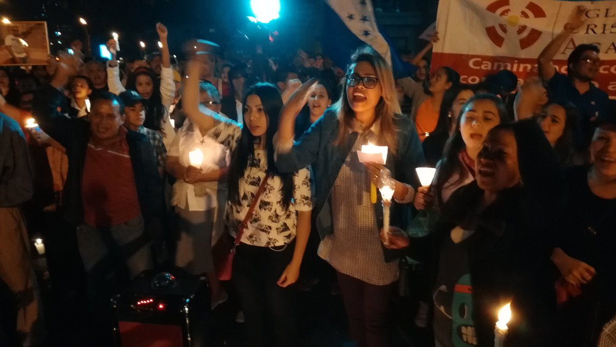 nicaraguaymas's tweet image. Vigilia frente a la embajada #EUA en Tegucigalpa #Honduras denunciando la complicidad hipócrita del gobierno estadounidense con el fraude electoral y la violación de derechos humanos #OperacionFueraJOH