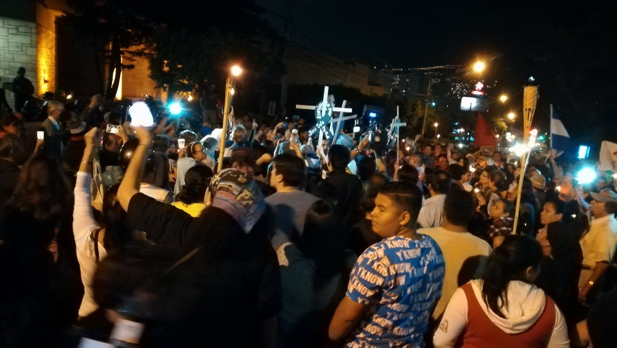 nicaraguaymas's tweet image. Vigilia frente a la embajada #EUA en Tegucigalpa #Honduras denunciando la complicidad hipócrita del gobierno estadounidense con el fraude electoral y la violación de derechos humanos #OperacionFueraJOH