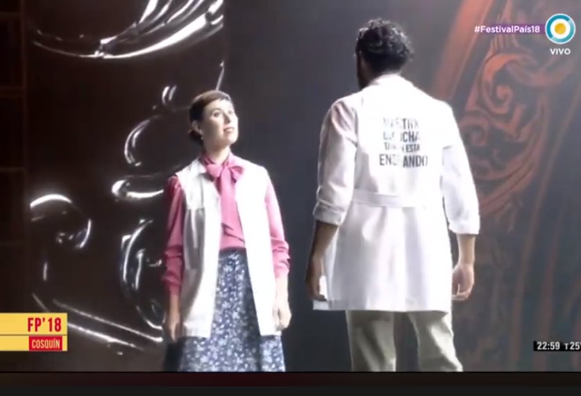 triheredia's tweet photo. Vieron esto en Cosquin? supongo que si, fue el martes, el grupo se llama MARIA Y COSECHA y en una de sus canciones pusieron estas imágenes de memoria por SANTIAGO y NAHUEL y en otra cancion los acompañaron bailarines con guardapolvos con apoyo a los docentes #MacriResponsable https://t.co/qsgx7tllTL