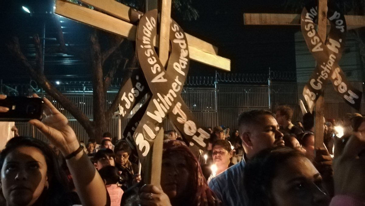 nicaraguaymas's tweet image. Vigilia frente a la embajada #EUA en Tegucigalpa #Honduras denunciando la complicidad hipócrita del gobierno estadounidense con el fraude electoral y la violación de derechos humanos #OperacionFueraJOH