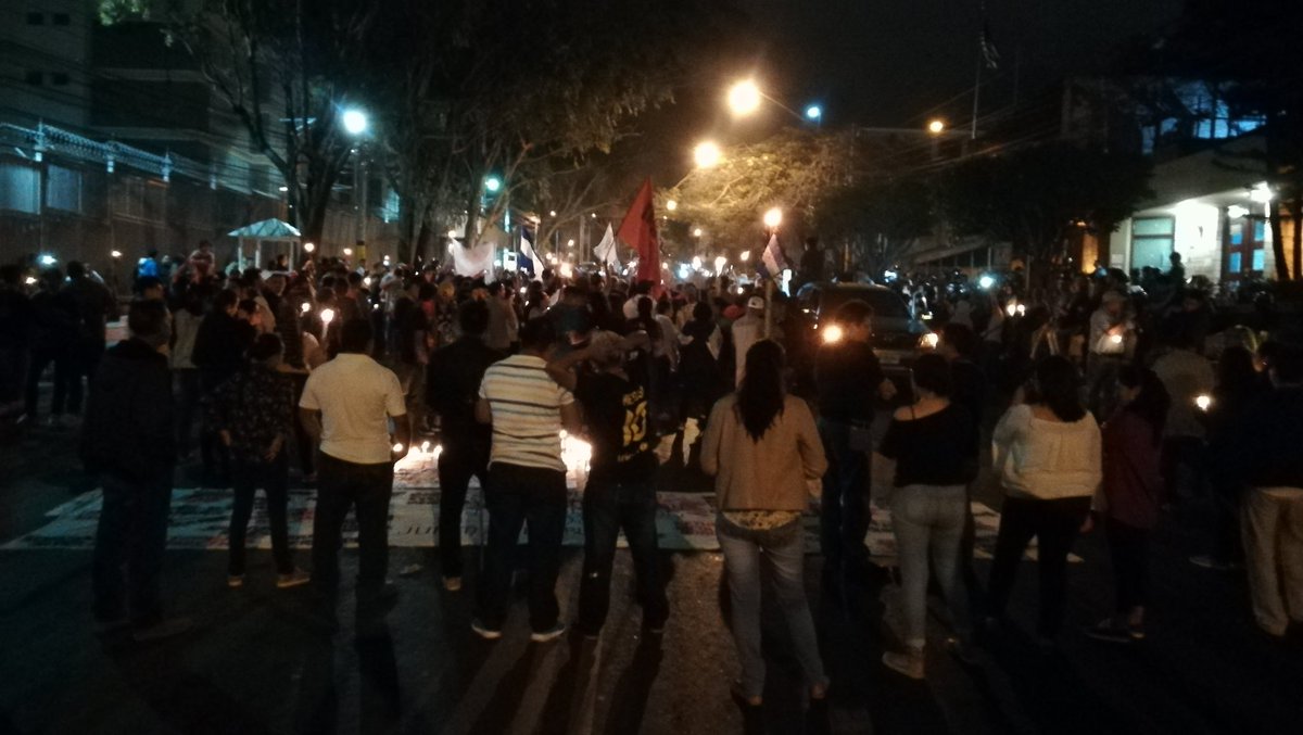 nicaraguaymas's tweet image. Vigilia frente a la embajada #EUA en Tegucigalpa #Honduras denunciando la complicidad hipócrita del gobierno estadounidense con el fraude electoral y la violación de derechos humanos #OperacionFueraJOH