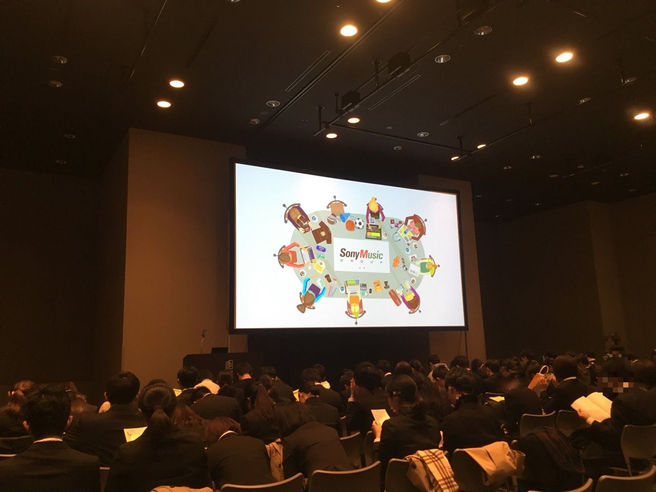 楽天 みん就 みん就フォーラムin東京 ソニーミュージックグループ様の講演会場の様子です 講演の参加には予約が必要ですが 席に余裕がある場合のみ 予約証なしでも入場が可能です ご希望の方は 講演開始5分前まで に会場にお集まり下さい