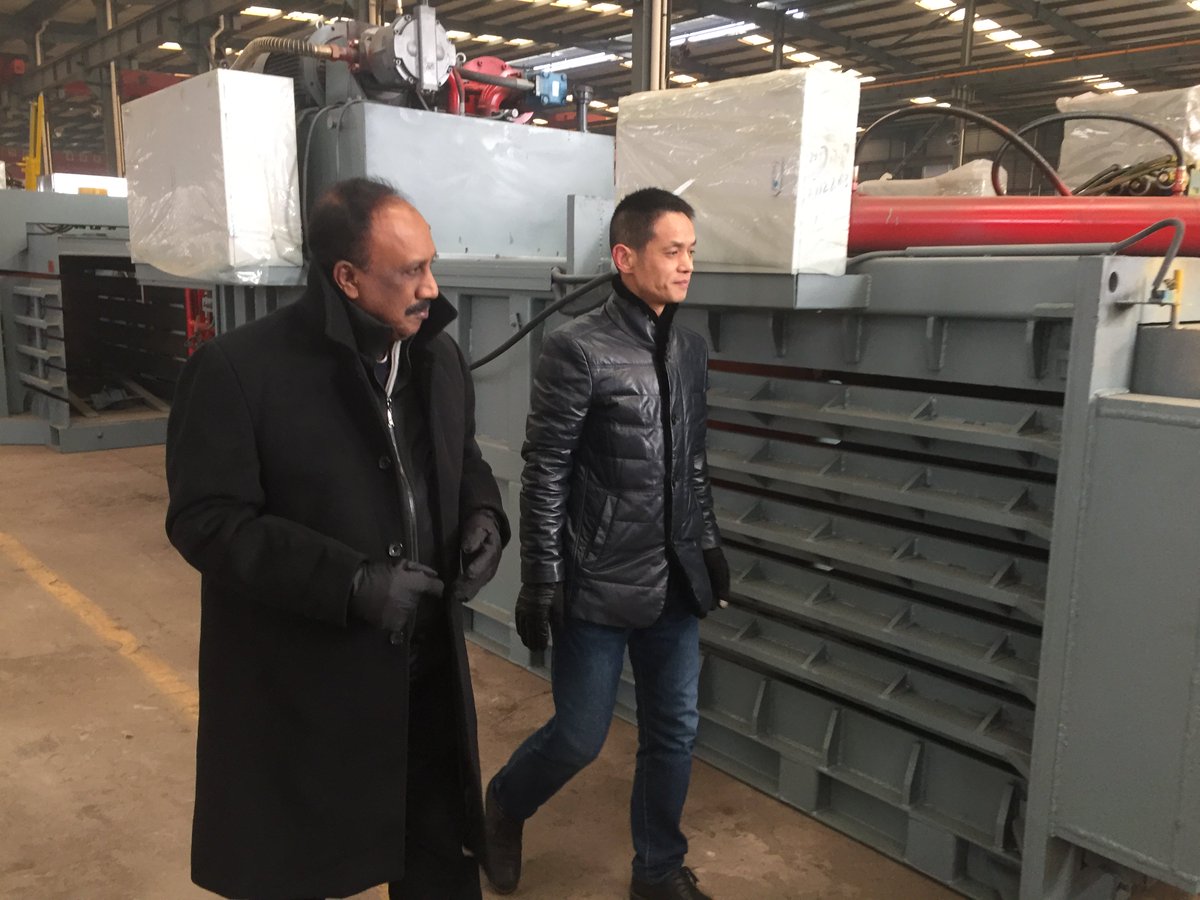 hellobaler's tweet photo. I'm so pleased that our client could come to visit us last week.
We went to the waste collect center to see the machine https://t.co/IarumakHr0's only one person enough to manage the whole waste center,and the output of this baler up to 25 tons per hour. 
https://t.co/U0VfsLxDqc https://t.co/qG7XdyaRAu