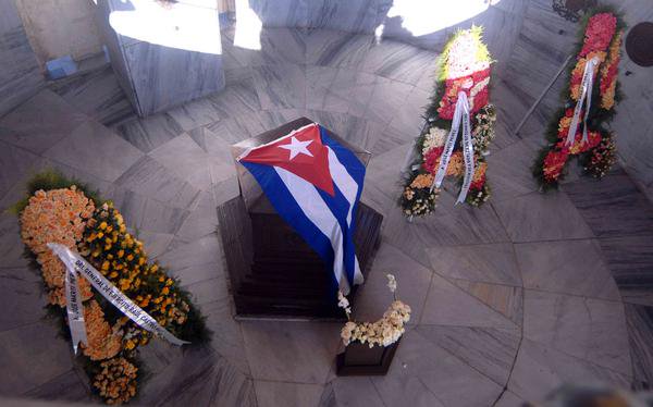 Floral offerings of Raul and Diaz-Canel before Marti´s grave