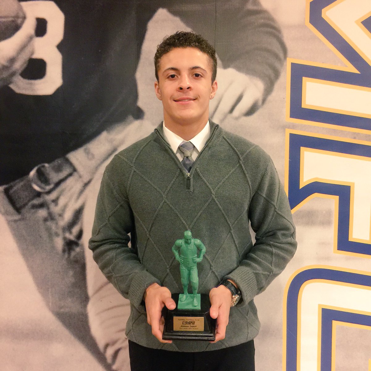 CoachJZamot's tweet photo. Extremely Honored to have been named a Mini @MaxwellFootball award recipient. https://t.co/w8mwHfg9GV