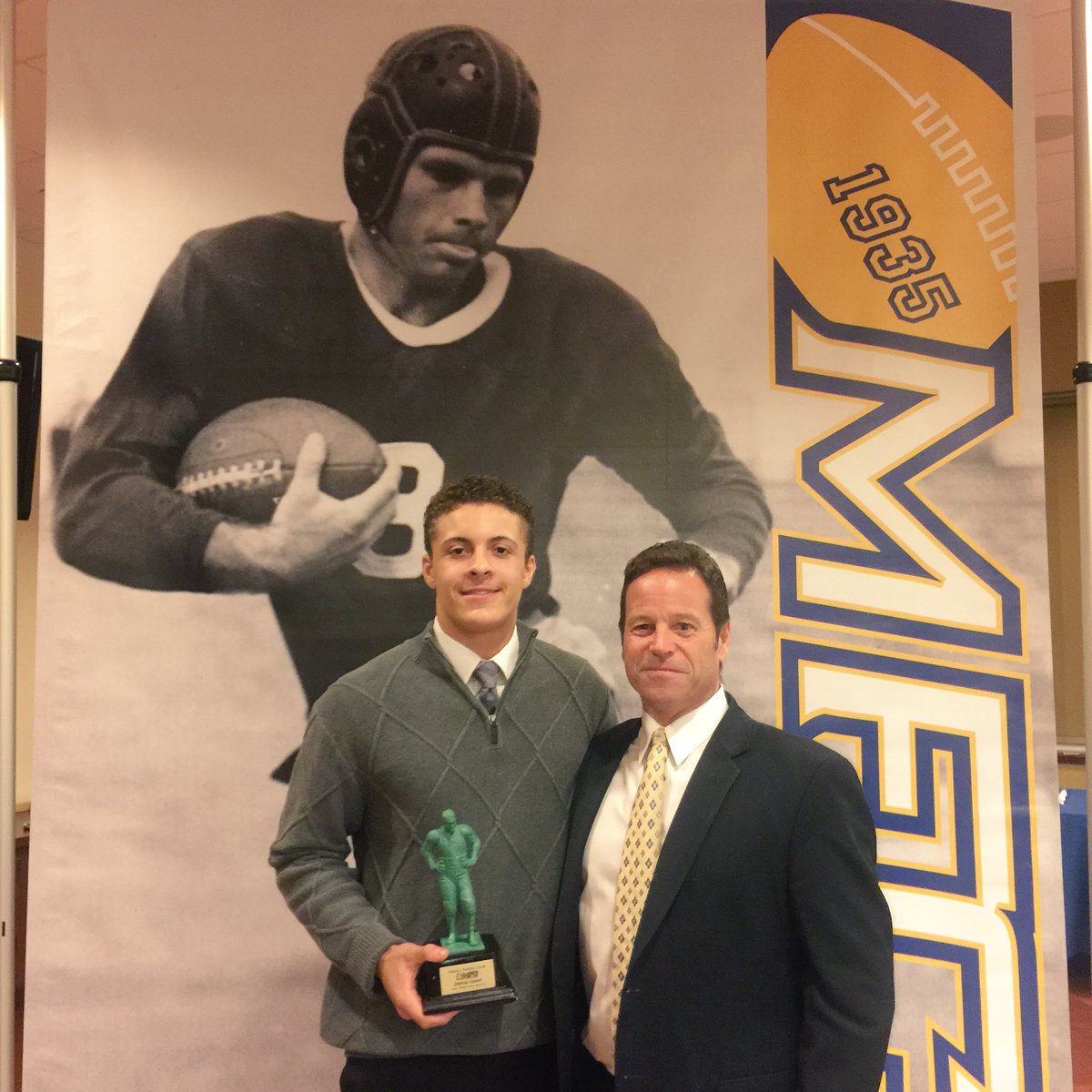 CoachJZamot's tweet photo. Extremely Honored to have been named a Mini @MaxwellFootball award recipient. https://t.co/w8mwHfg9GV