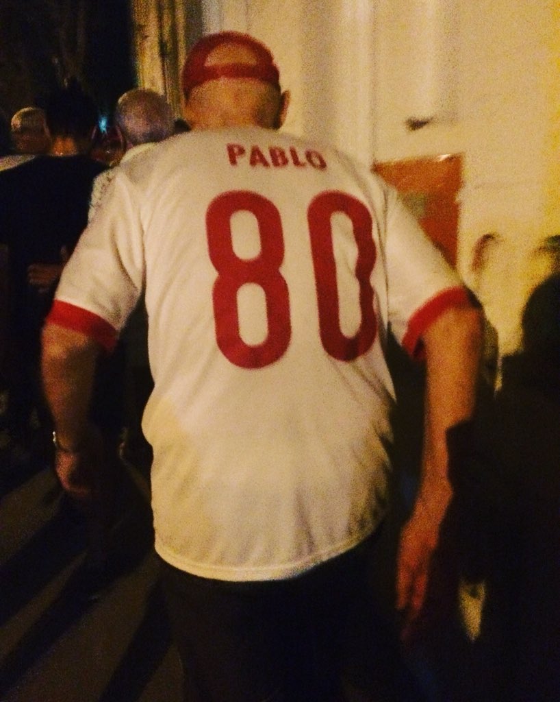 BarbitaCarolina's tweet photo. Pablo cumplió 80 años el 2 de enero,  cosa que me enteré mientras caminaba a su ritmo saliendo de la cancha por Luna. Le dije que le había sacado una foto y si me daba permiso para subirlo a mi red social.. Me dijo subila, mis nietos seguro la van a encontrar 🎈💕 Me ayudan? https://t.co/Pu8BSi5lUi