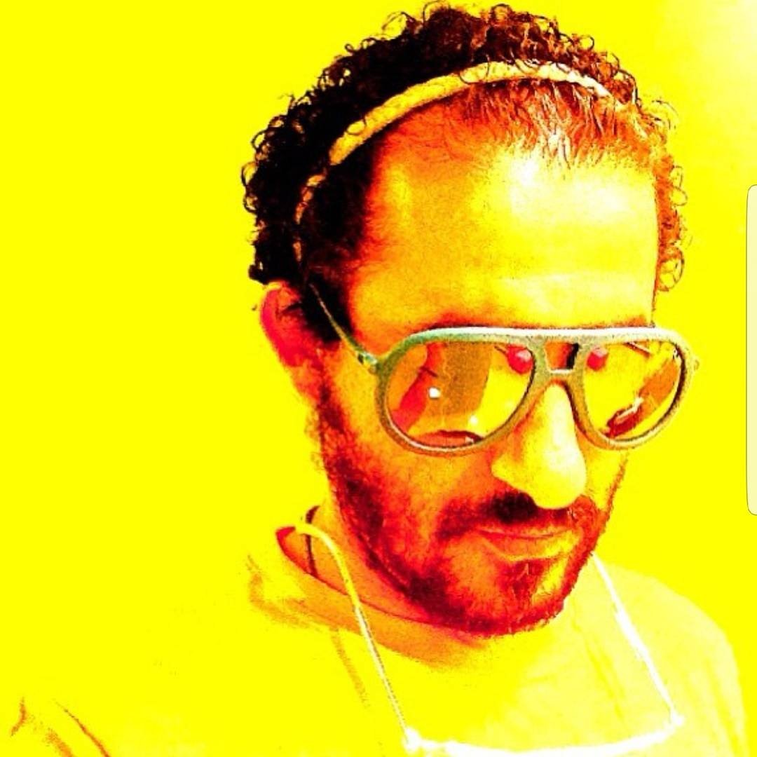 ارسم حتي لو مبتعرفش... 
شخبط حتي لو مبتشخبطش... 
لون حتي لو مبتشوفش.. 
ده الدنيا من غير رسم وشخبطه وألوان متتعاش ..
ارسم نفسك ومتجملش .. 
وان شافك غيرك بملامح غيرك متزعلش
ارسم وارسم وارسم ومتزهقش.. 
ارسم حتي لو رسمك مبيتشافش.
ولأن الكمال لله .. فاللوحه جمالها في انها مبتكملش