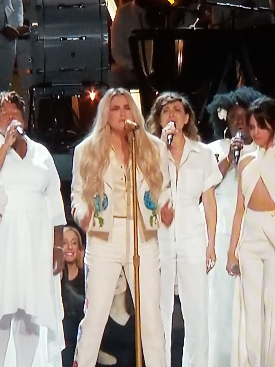 keepitstrict's tweet image. kesha out here looking like post malone