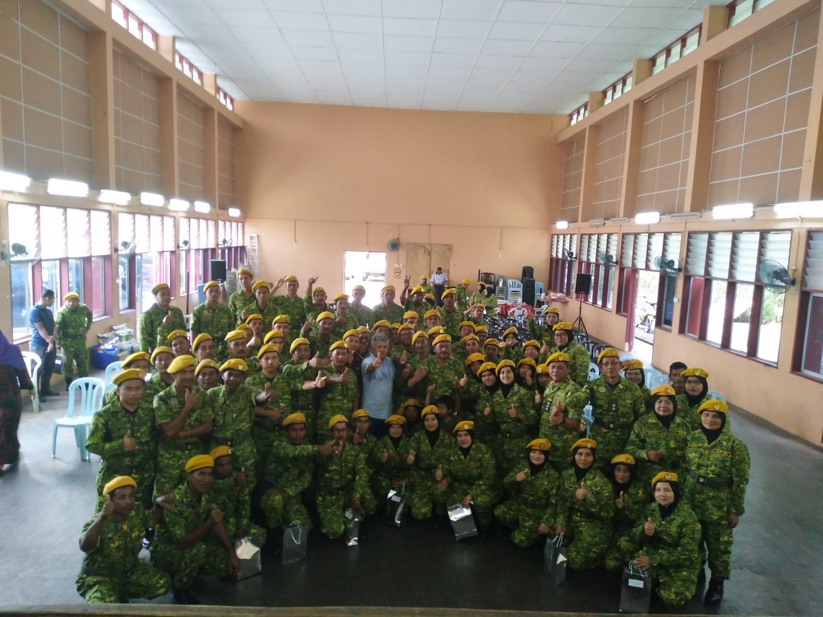 Rela_setiu's tweet photo. #setiaberbakti YB Dato' Hj Sabri bin Mohd Noor bergambar bersama PRD @mhdtaufik89, tetamu jemputan serta Anggota RELA Daerah Setiu yang hadir #majlisRELAbersamapemimpin di dewan Sivik Sg Tong.  @relamalaysia @RELA_Terengganu @zulkifliabidin @kamarudin_rapig @abgzulfikar https://t.co/qXOe4ttWNy