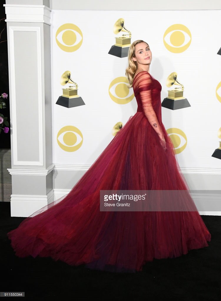TudoMiley's tweet photo. Miley nos bastidores do #GRAMMYs https://t.co/GCvTnX4C3k