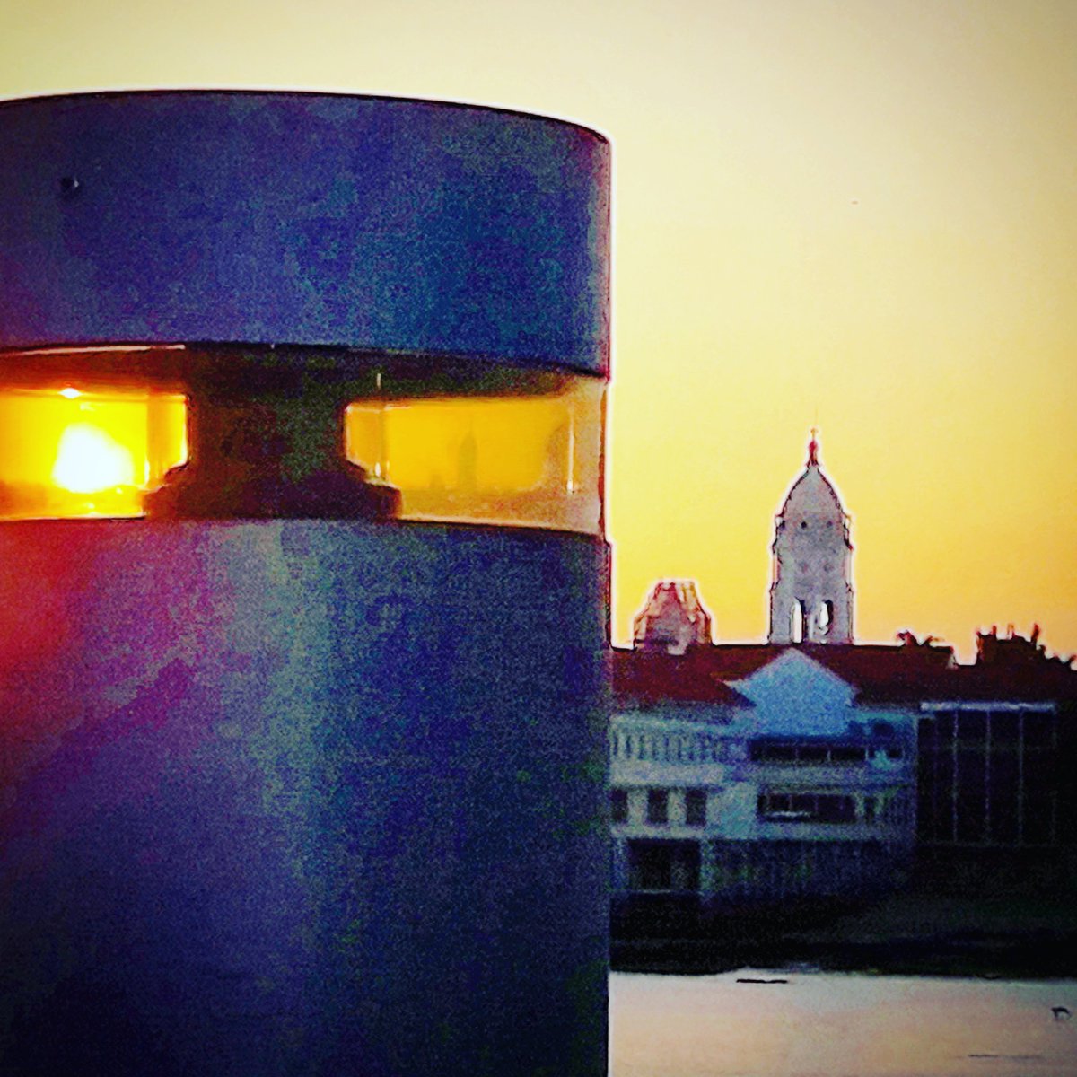 yahirleis's tweet photo. El #atardecer y los edificios del #cascoviejo de #panamá , #atraves del #cristal #curvo de una #farola . #feliz y luminosa semana gente buena.
#sunset and the #skyline of #panamanian #oldcity , #through the #curved #crystal of a #lantern . #Happy and bright #week nice people. https://t.co/a6giwmHPhi