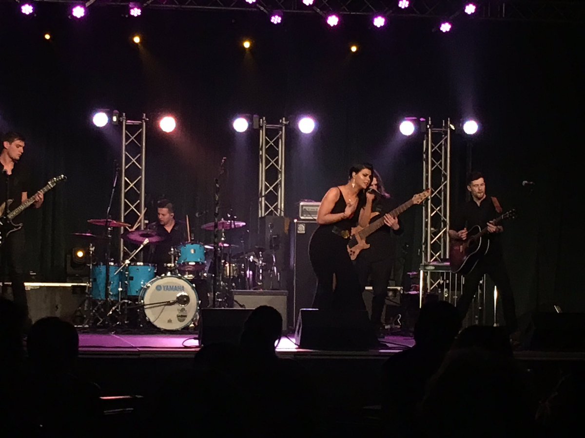 RenegadeStation's tweet photo. Ending the evening off with @laurenmayell at the @ACMA_Music awards 
#killinit #awesome #acma2017 https://t.co/vXhHN5kgye