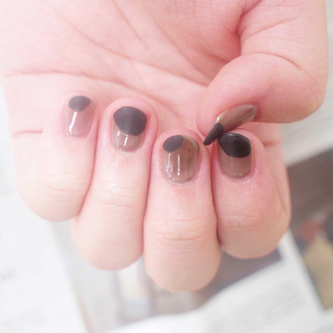 Nail Yumihari モードかわいいブラックネイル クリアブラックにランダムな丸フレンチを入れ 丸フレンチ部分だけをマットに 6 500 Nail ネイル ネイルデザイン ショートネイル ナチュラルネイル ニュアンスネイル 冬ネイル シンプルネイル