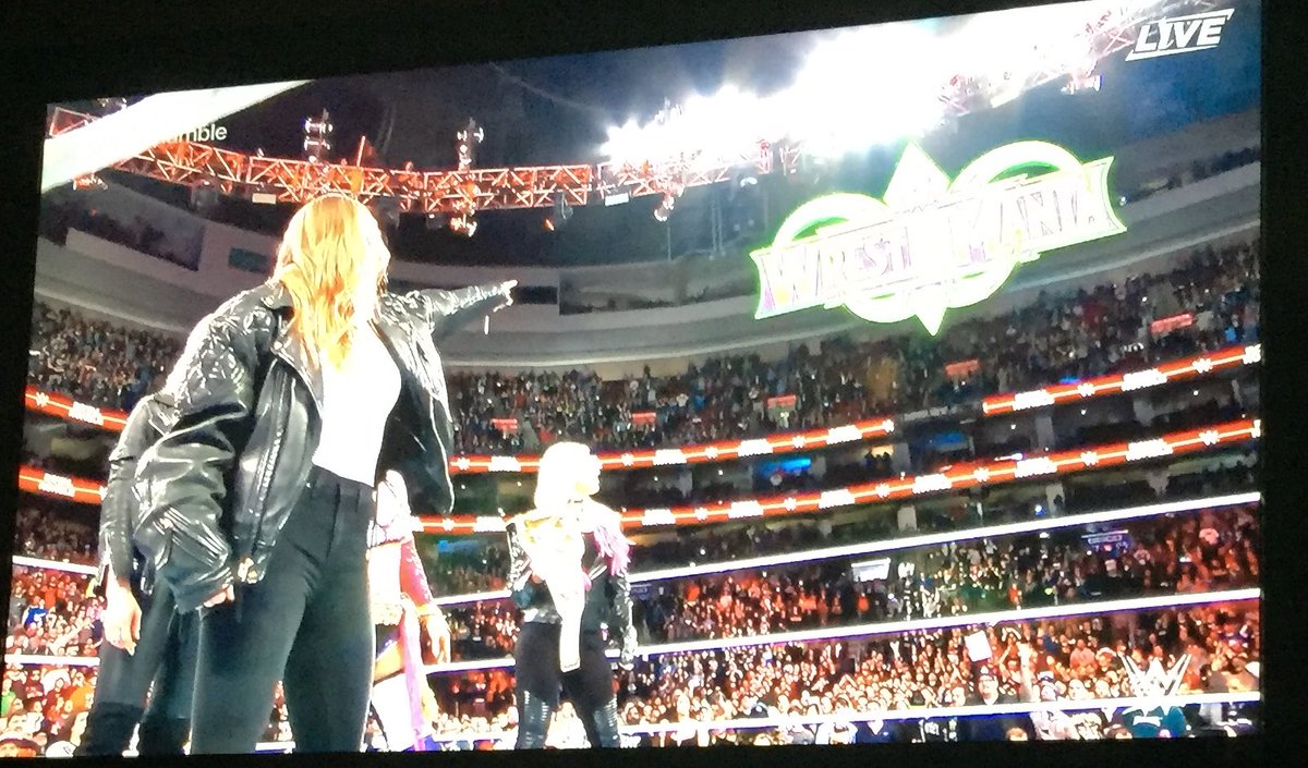 papi2468's tweet image. HOLY SHIT @RondaRousey is here at #RoyalRumble

#WhatAMoment #EndingOnaHighNote