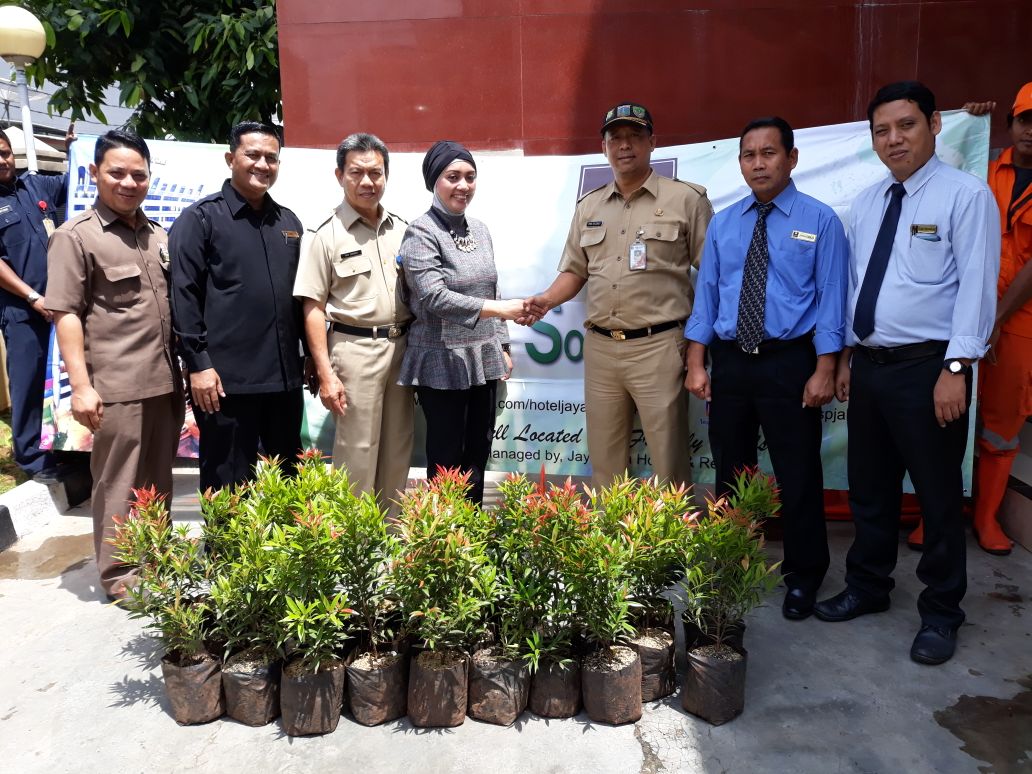jayakartajkt's tweet photo. Corporate Social Responsibility The Jayakarta SP Jakarta Hotel &amp; Spa
 Penyerahan Bibit pohon kepada kantor kelurahan Mangga besar. kami  berterimaksih kepada kelurahan mangga besar atas kerjasama dengan The  Jayakarta SP Jakarta Hotel &amp; Spa. https://t.co/pj1zJs6bLA
