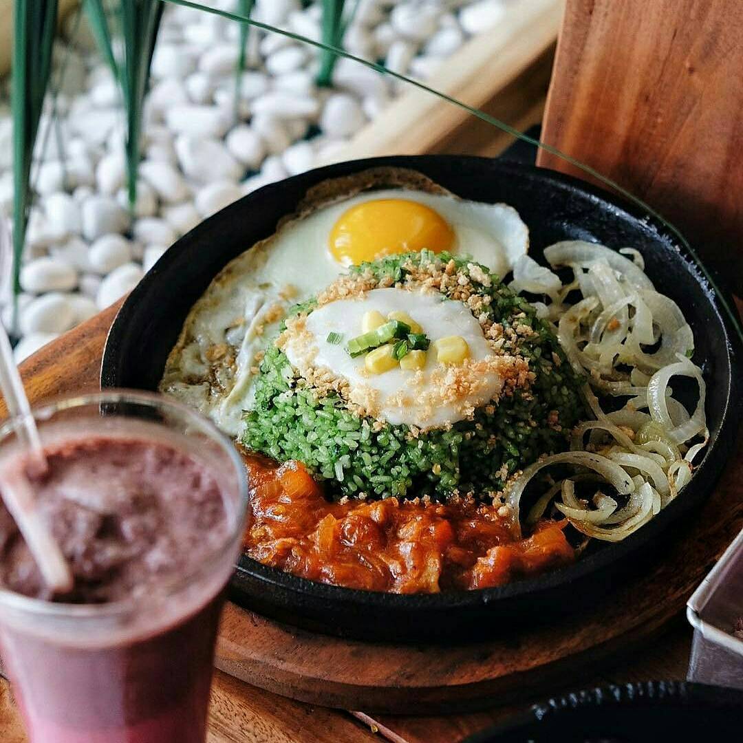 NASGOR HIJAU TUNA PEDAS enaknya nyambung terusss. Bumbu hijau dari bayam dicampur sama ikan tuna pedas bikin ngiler deh ah #NasgorSomething