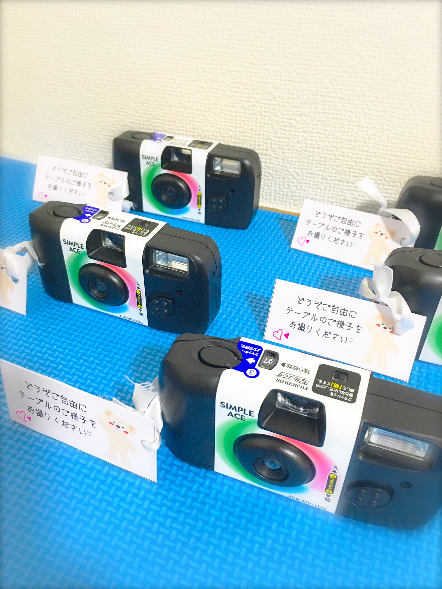 Anna 披露宴会場のテーブルに置く用のインスタントカメラ 簡易的なタグ作って付けてみたけど ダッフィーの色素薄すぎたな 笑 今はインスタントカメラも現像時にデータ化してくれるサービスがあるから便利よね プレ花嫁 ディズニー風