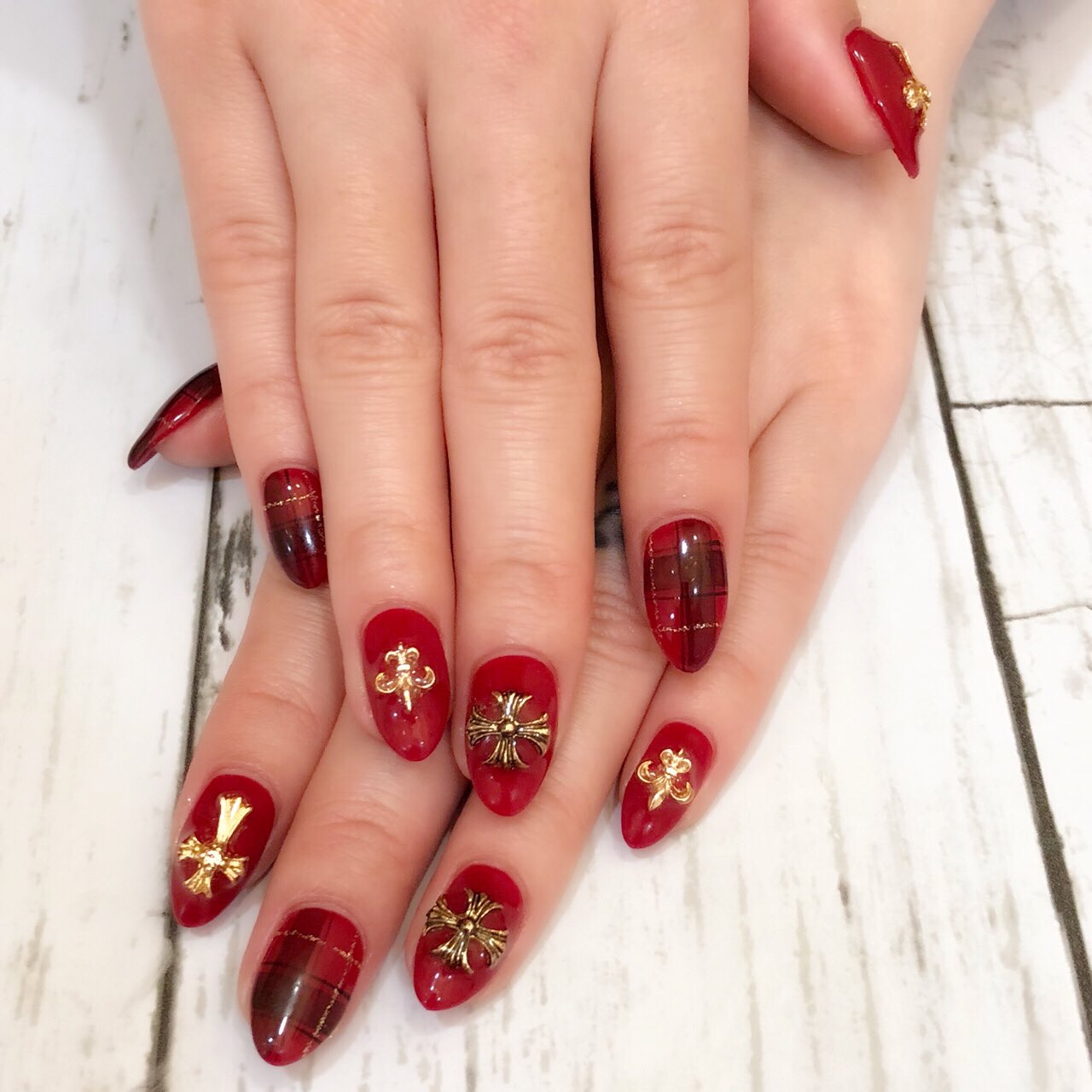 せりかまちょ 42番 New ネイル 前回のネイル載せ忘れてたから載せるね 大好きな赤のワンカラーでシンプル風だけどクロムっぽいパーツとチェック柄で甘辛mix フットもお揃いにしてみたよ 仕事で足元も見えるから冬っぽいチェックはマスト