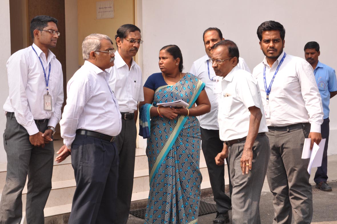 SalemAirport's tweet photo. Regional Executive Director, Airports Authority of India, Southern Region visited the Salem Airport on 27-01-2018 for inspecting the readiness of airport for RCS operation. #RCS #VOSM #trujet https://t.co/mrM0qrdBLu