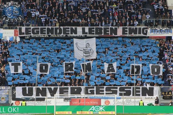 FasziFankurve's tweet photo. Die #MSV #Duisburg #Ultras von der #ProudGeneration gedachten am Samstag der vor einem Jahr gestorbenen Vereinslegende: #Zebras #MSVFCH https://t.co/EyeY7LEqxR https://t.co/2RoLsJnBuv