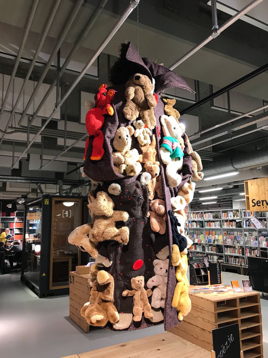 Poëzieweek in de Chocoladefabriek 
Naar aanleiding van het gedicht 'Siberië' van Bart Moeyaert 
Hebben Atty Kingma en Ik een werk gemaakt wat te zien is boven aan de trap 'Een jas van bont van Teddyberen' 
#jasdietroostbrengt