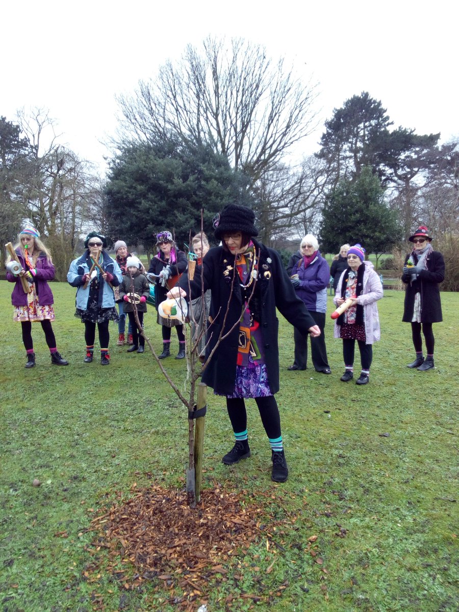 LetsGrowToBham's tweet photo. #Wassail at #PerryHallPark. The trees looked great after their recent prune! @heynonnynonny @park_hollies @TaijaVigilia @down_at_the_Res @BOSFonline @GreenStirchley @KingHeathRanger https://t.co/jYkCJhawDp