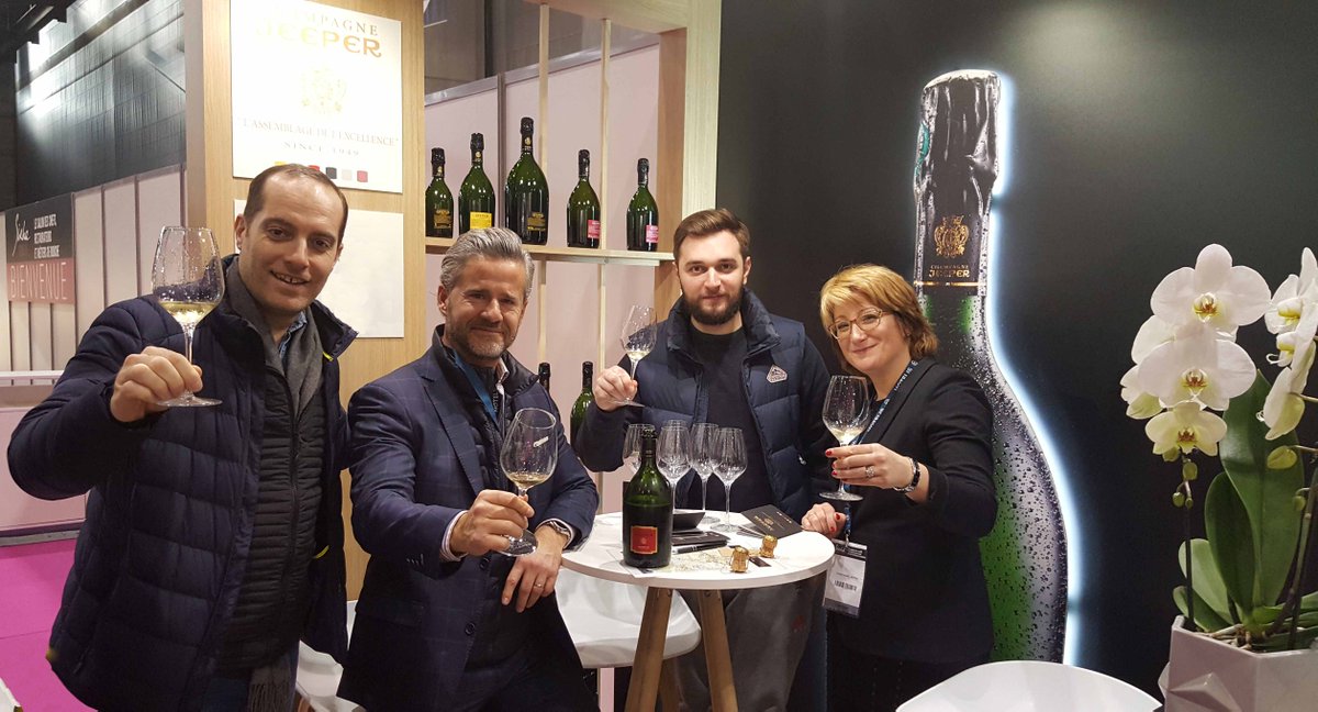 ChampagneJeeper's tweet photo. Champagne Jeeper sera prochainement à la carte du #Restaurant #BEEF à #Genève. #SIRHAGeneve #Be_jeeper #JeeperTaste #Suisse https://t.co/qFrF8s5FYJ