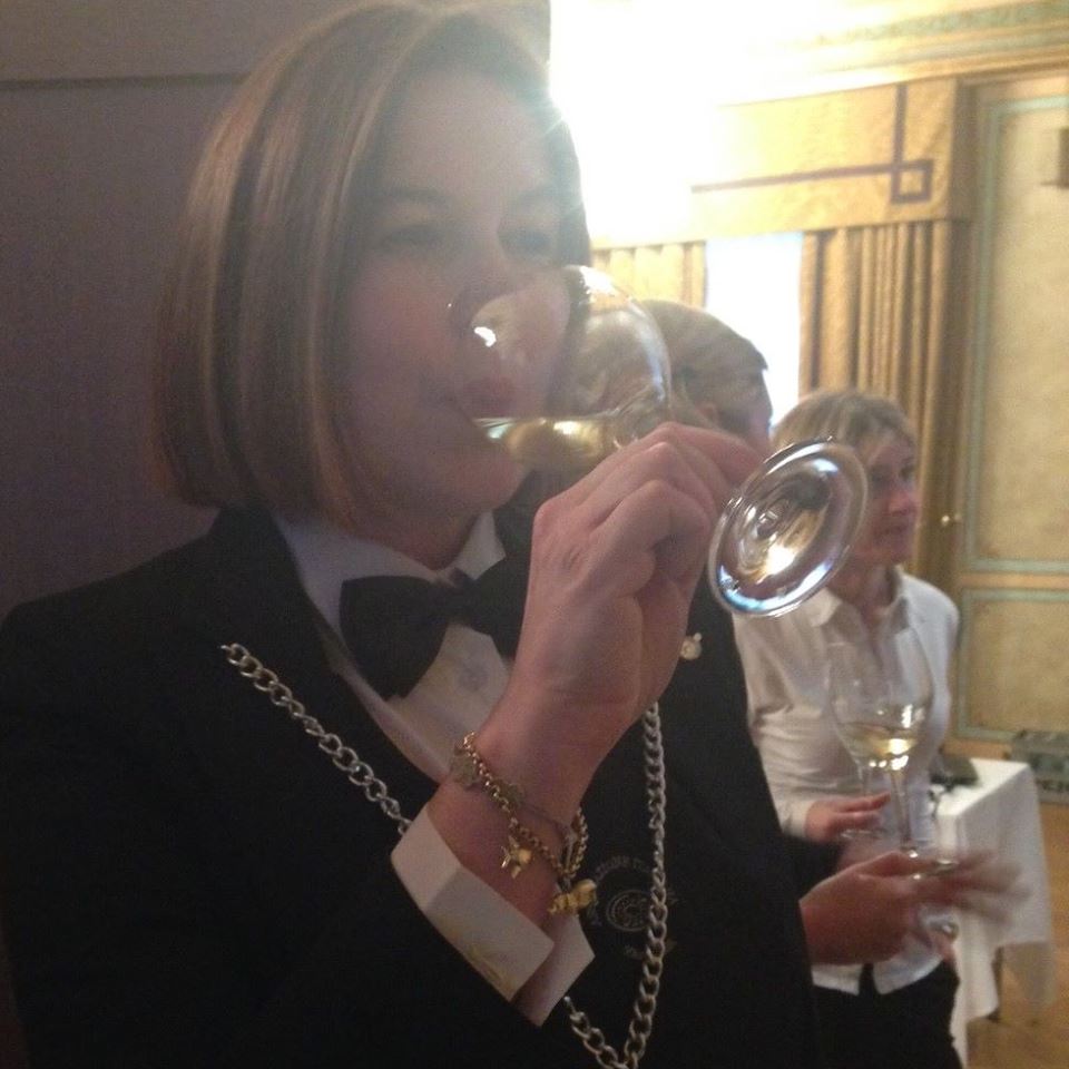 donnedelvino's tweet photo. Oggi andiamo in #Lombardia a conoscere le nostre #sommelier Maria Cristina Francescon e Camilla Guiggi. Ci raccontano chi sono, cosa fanno e la loro esperienza nel mondo vino 👉 https://t.co/4mY0B4Zrjg https://t.co/SRyEKplu2v