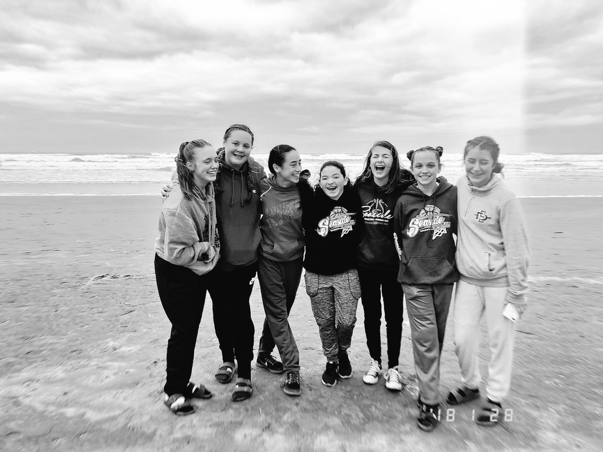 LOHSGirlsHoops's tweet photo. Such an awesome weekend at Seaside watching our youth teams compete, and major congrats to our 8th Grade girls for taking 1st place! https://t.co/SWeSs1ql4N