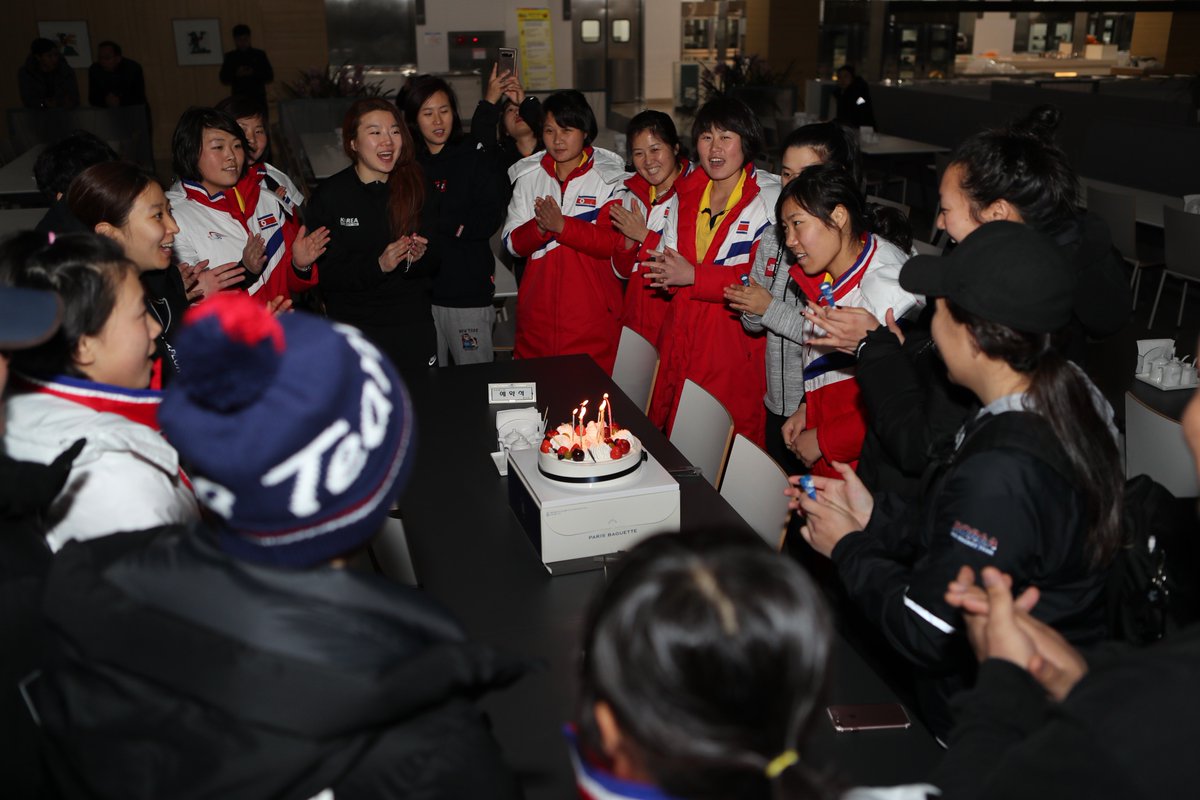 mcstkorea's tweet photo. 어제(1/28)저녁, 진천선수촌에서는 작은 생일 축하 파티가 열렸습니다. 여자 아이스하키 단일팀에서 생일을 맞은 북측 선수가 있었기 때문인데요. 평창동계올림픽을 준비하는 바쁜 하루하루 중에 잠깐, 따뜻한 휴식 시간이 생겼네요.

#평화올림픽 #2018평창
(사진 출처: 대한체육회) https://t.co/uJlVbegrW1