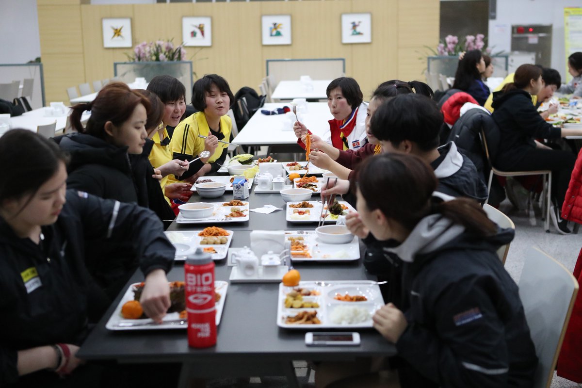 mcstkorea's tweet photo. 어제(1/28)저녁, 진천선수촌에서는 작은 생일 축하 파티가 열렸습니다. 여자 아이스하키 단일팀에서 생일을 맞은 북측 선수가 있었기 때문인데요. 평창동계올림픽을 준비하는 바쁜 하루하루 중에 잠깐, 따뜻한 휴식 시간이 생겼네요.

#평화올림픽 #2018평창
(사진 출처: 대한체육회) https://t.co/uJlVbegrW1
