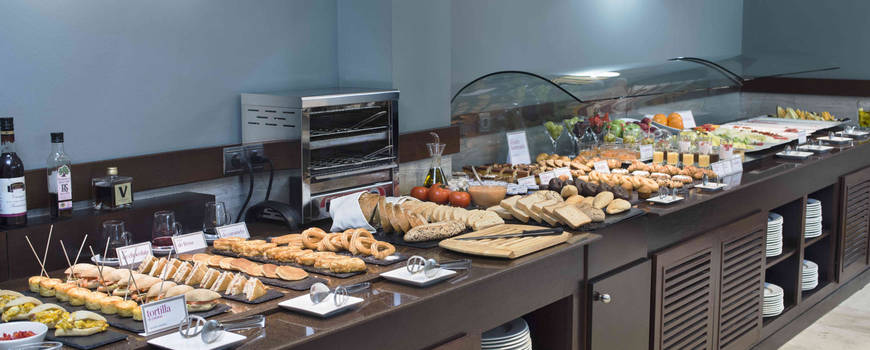 PalaciodeAviles's tweet photo. #Felizlunes ✨
Cuando viajas por trabajo, tómate un momento para ti con el
#desayunobuffet 🥝🍹🥐☕
Si tienes que levantarte pronto pide en nuestra recepción un desayuno temprano.
#PalaciodeAviles #hotelnhcollection #Aviles #viajesdetrabajo https://t.co/l4JdNfEh9H