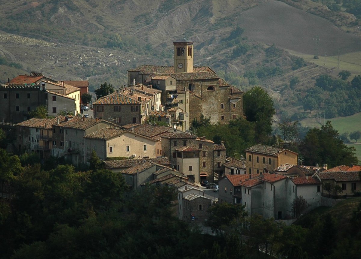 fuoriporta_'s tweet photo. Uno scrigno nel cuore della Valmarecchia che custodisce dei veri e propri gioielli artistici e naturalistici. E’ #Talamello #EmiliaRomagna #Rimini #Fuoriporta https://t.co/kkOjabdAln https://t.co/FhpOS3AIXV