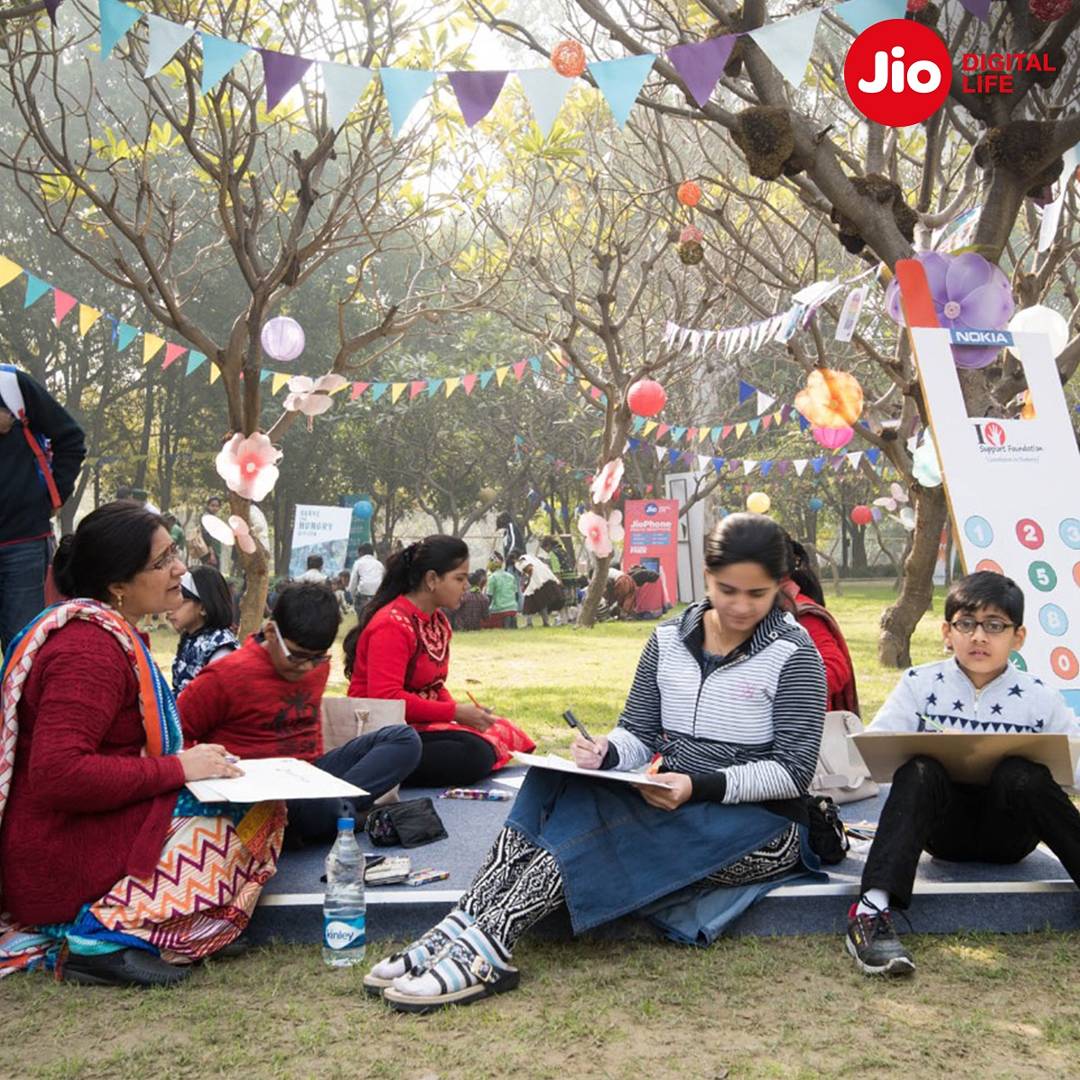 reliancejio's tweet photo. The 9th edition of Colorothon witnessed a vibrant mix of culture, art and music. Life is indeed beautiful when people of all ages and nationalities come together to spread the joy of color. #StayCurious #IamColorothon #Lucknow https://t.co/UOQJMO8pkg