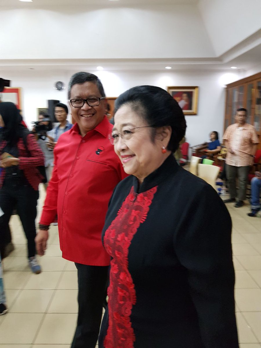 Ibu Ketum #PDIPerjuangan Megawati Soekarnoputri bersama Sekjen <a href="/Hasto_66/">Hasto Kristiyanto</a> memasuki ruang verifikasi di DPP 
#PDIPerjuanganKeren 
<a href="/halodetikcom/">redaksi detikcom</a> <a href="/kompascom/">Kompas.com</a> <a href="/tempodotco/">tempo.co</a> <a href="/okezonenews/">Okezone</a> <a href="/eradotid/">ERA.id</a> <a href="/DPP_TMP/">Taruna Merah Putih</a>