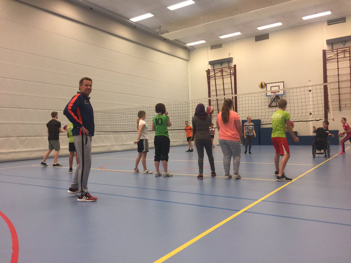 ProVoBo's tweet image. Een sportieve start van de week! Vandaag een gastles volleybal🏐 mogen geven op het @LeonardoCollege locatie Lammeschans in Leiden. Hartstikke leuk om het fanatisme en enthousiasme bij de leerlingen te zien!