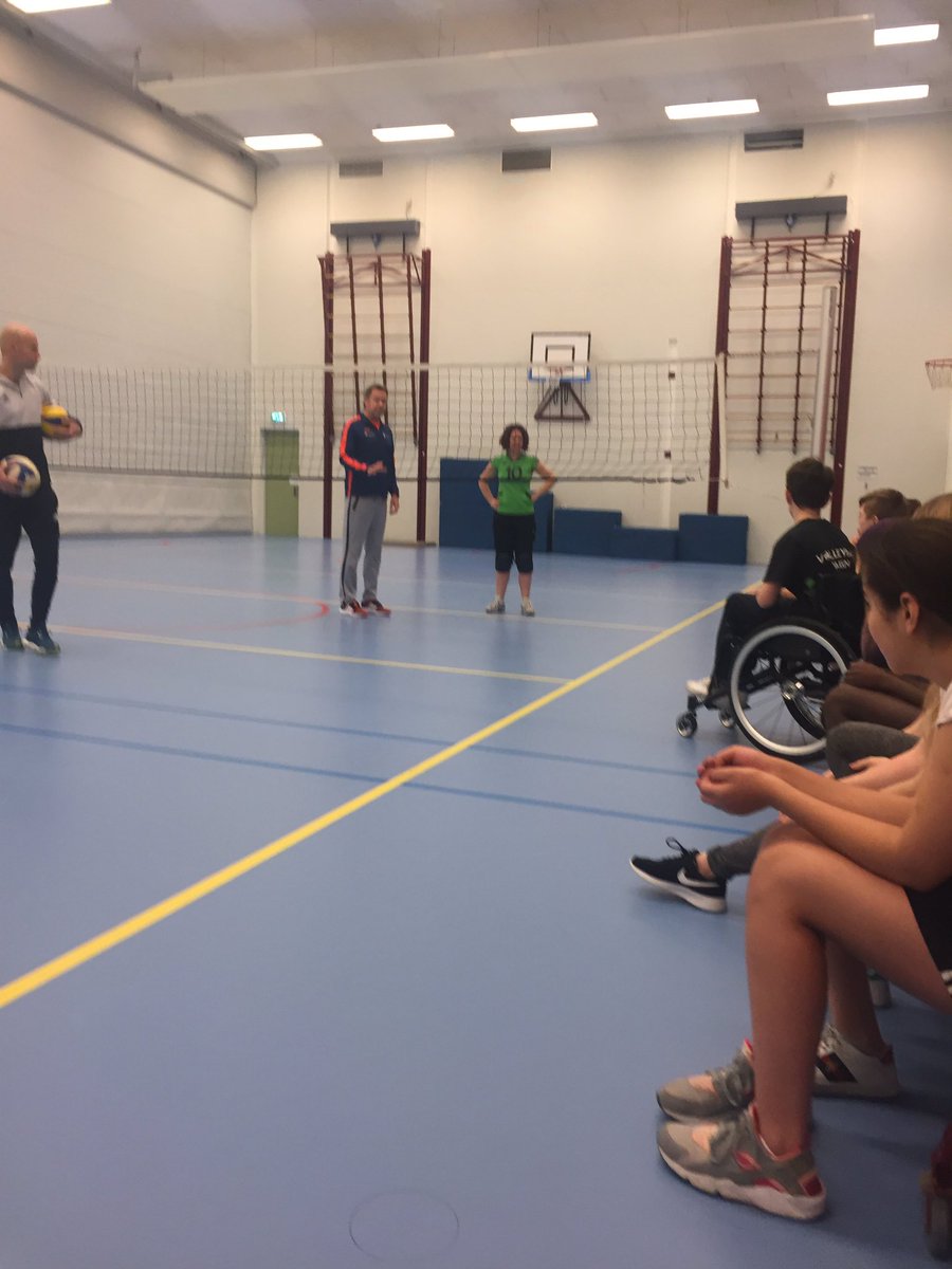 ProVoBo's tweet image. Een sportieve start van de week! Vandaag een gastles volleybal🏐 mogen geven op het @LeonardoCollege locatie Lammeschans in Leiden. Hartstikke leuk om het fanatisme en enthousiasme bij de leerlingen te zien!