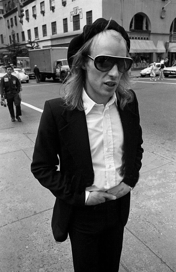 dark_shark's tweet photo. Brian Eno, New York, July 29, 1974 by Waring Abbott #RoxyMusic #glam #TalkingTigerMountain #ByStrategy https://t.co/YQ2NvAEe3m