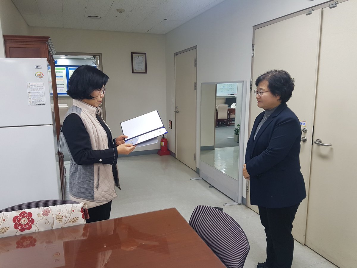 #성남시#중원구보건소 건강증진팀 허영란 팀장님과 중원구보건소의 청사관리를 책임져 주시는 이만성 반장님께서 성남시장 표창을 받으셨습니다! 평소 맡은 바 직무를 성실하게 수행하여 시정구현에 큰 공을 세우신 두 순 무척 자랑스럽고 감사드립니다^^