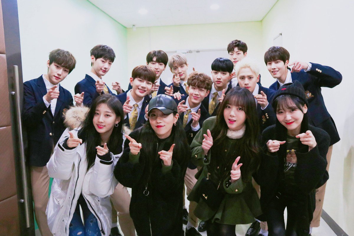 Official_LVLZ's tweet photo. [#Lovelyz] 우리 럽둥이들💕의 후배 그룹 금둥이들의 미니 2집 앨범 [奇跡:기적]이 오늘 오후 6시 발매됩니다!👏👏 #러블리즈 가 응원하는 #골든차일드 #러블리너스 도 함께 응원해주실거죠?

#금둥이들_응원해줄_사람_너라고😆
#럽둥이들💕_선배미_뿜뿜🤔 https://t.co/qFZf7EDzHT