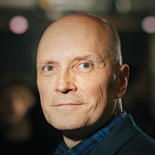 JAMMUSICLAB's tweet photo. Introducing Georg Luksch, lecturer for media music. Georg worked with international superstars like Depeche Mode, Elton John, Madonna, Britney Spears, Whitney Houston and so on. Oh, and he won a Grammy. Yep, a real one.
#JAMMUSICLAB #georgluksch #grammys #mediamusic https://t.co/C4onpp1SLU