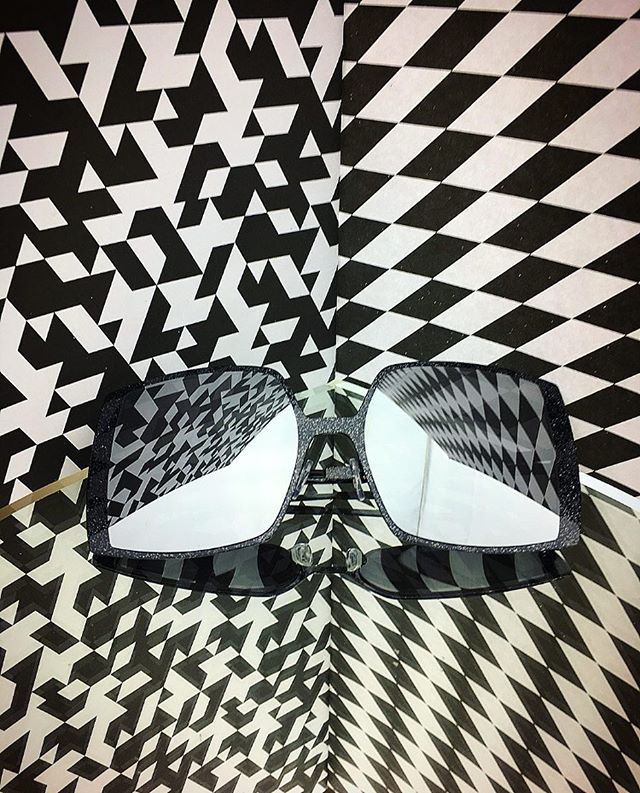 Get lost in the optical pleasure of mod. Metal Margaret! Follow the link in bio to know more ⚪️⚫️⚪️⚫️⚪️⚫️⚪️⚫️⚪️⚫️ #italiaindependent #sunglasses #metal #optical #eyewear #style #styleinspo 
👉 italiaindependent.com/it_it/r1-i-i-m… 👈