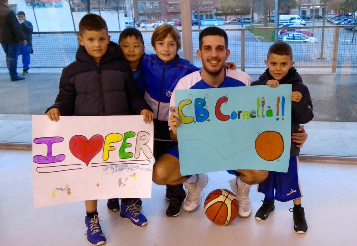 BasquetCornella's tweet photo. 🙌Ens encanta veure el PELL així en dies de partit!! #gamedayPELL
I ens enorgulleix que els petits s'enmirallin en els grans 😍 #somfamiliablava #escoleta #EBCB #EBA
📸Dissabte al partit del Sènior EBA👇 https://t.co/BY0p1BbxBs