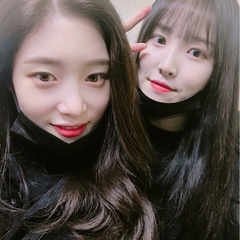 GFRIENDLovers's tweet photo. [PICS] 2018.01.29 Yuju and DIA's Chaeyeon on Gfriend official Instagram:

Yesterday's date😀 Be happy today too #buddybehappy #lovemembers

어제의 데이트😀 오늘도 행복하려엄 #버디 행복하세요 #멤버들 사랑해

https://t.co/z1ifvDNGZZ

Translation: GFriend Lovers https://t.co/nt1UqFYXEr