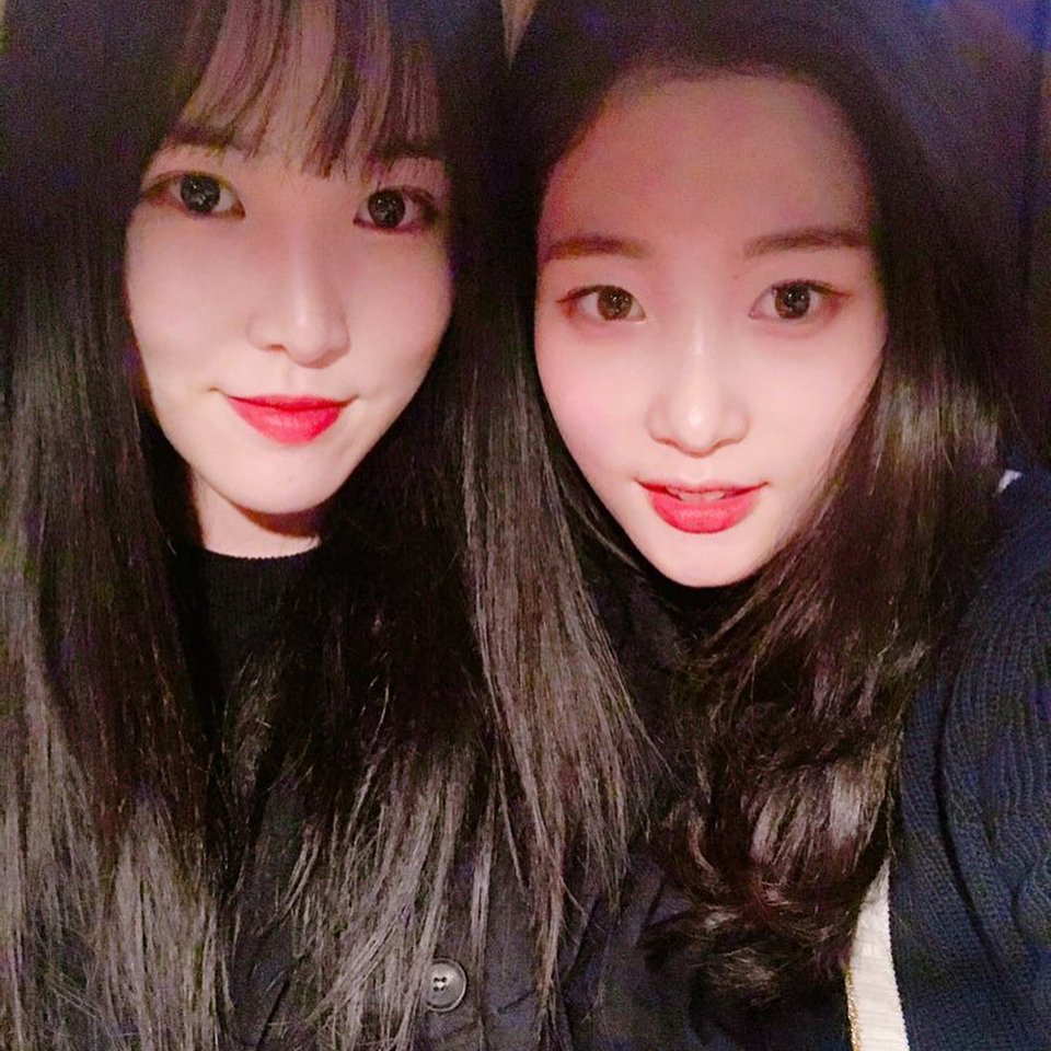 GFRIENDLovers's tweet photo. [PICS] 2018.01.29 Yuju and DIA's Chaeyeon on Gfriend official Instagram:

Yesterday's date😀 Be happy today too #buddybehappy #lovemembers

어제의 데이트😀 오늘도 행복하려엄 #버디 행복하세요 #멤버들 사랑해

https://t.co/z1ifvDNGZZ

Translation: GFriend Lovers https://t.co/nt1UqFYXEr