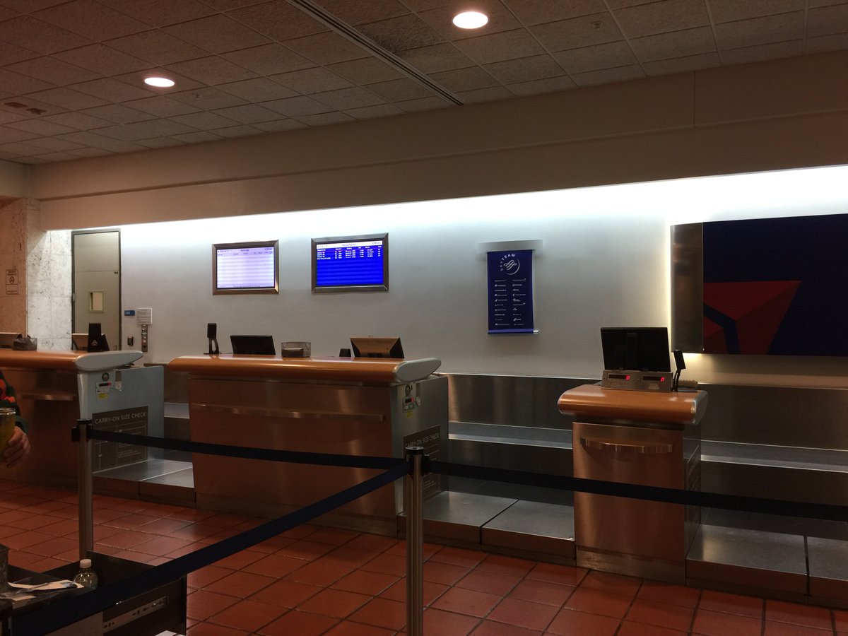 GowReadBooks's tweet photo. @Delta really come in I'm a stage 4 cancer patient struggling. How horrible. https://t.co/pcuOECMkxL
