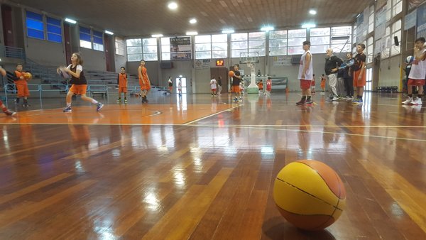 Italbasket's tweet photo. A Chiaravalle (AN) è cominciato il percorso di Camminare Insieme ⛹️‍♂️🏀! Prossime tappe? Per tutto il 2018, e oltre, 175 "case" del nostro giocosport! 🗞️+📸 ➡️https://t.co/9Jq9577kzc @cremoninimauri https://t.co/AeCJCQgU3L